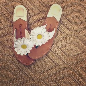 White flower Jack Rodgers 🌸!